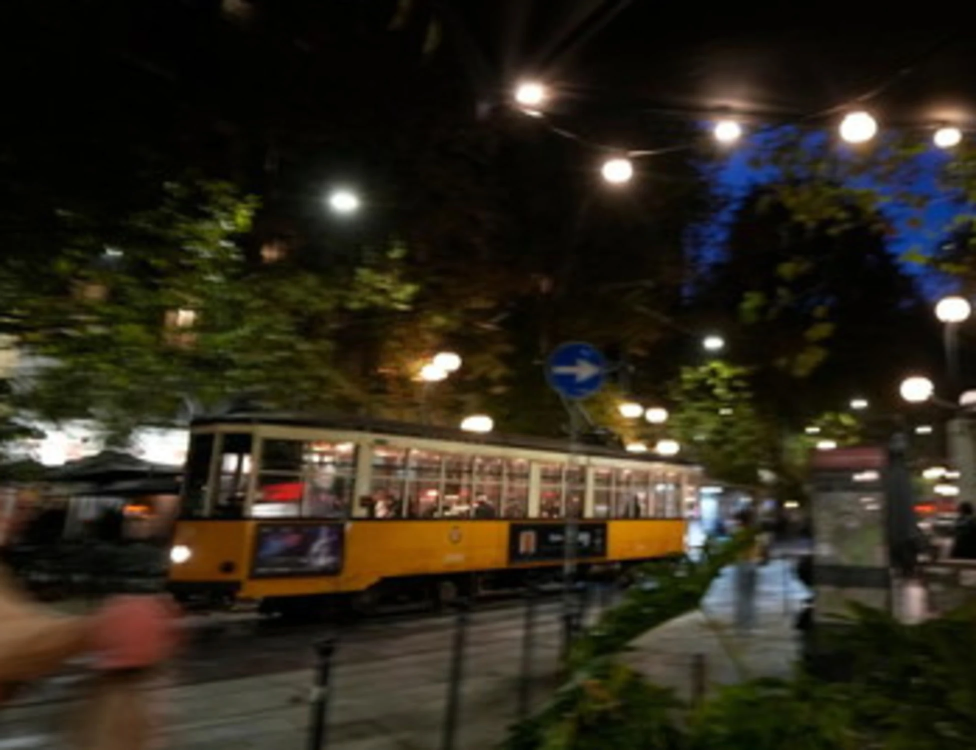 Milano, sale sul tram e resta incastrata col braccio tra le porte: choc, come la salvano