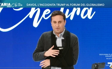 L'Aria che tira, sfottò di Bagnai a Parenzo per il braccio rotto: "Pacca sulla spalla?"