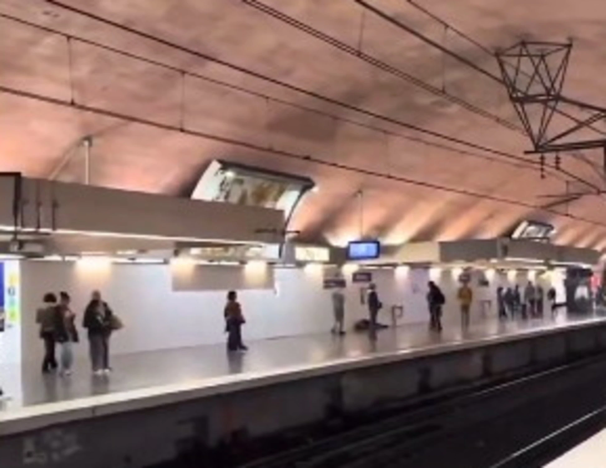 Parigi, il Corano dagli altoparlanti in stazione