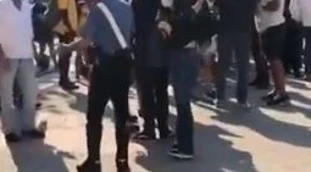 Matteo Salvini, il video con le facce dei contestatori in piazza: "Fastidioso rumore di fondo, sono pochi e si divertono con poco"