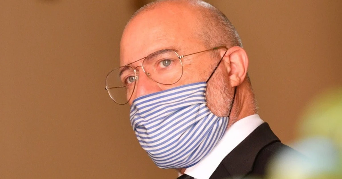 Vittorio Sgarbi contro Stefano Bonaccini: "Ti prego, cambia quella roba". Nella foto, un dettaglio da brividi