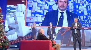 Striscia la notizia, Antonio Caprarica "conciato così". In che condizioni era in studio a Zona Bianca: "Ma è uno scherzo?"