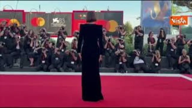 Venezia 83, Maggie Gyllenhaal in un elegantissimo abito di velluto nero sfila sul red carpet