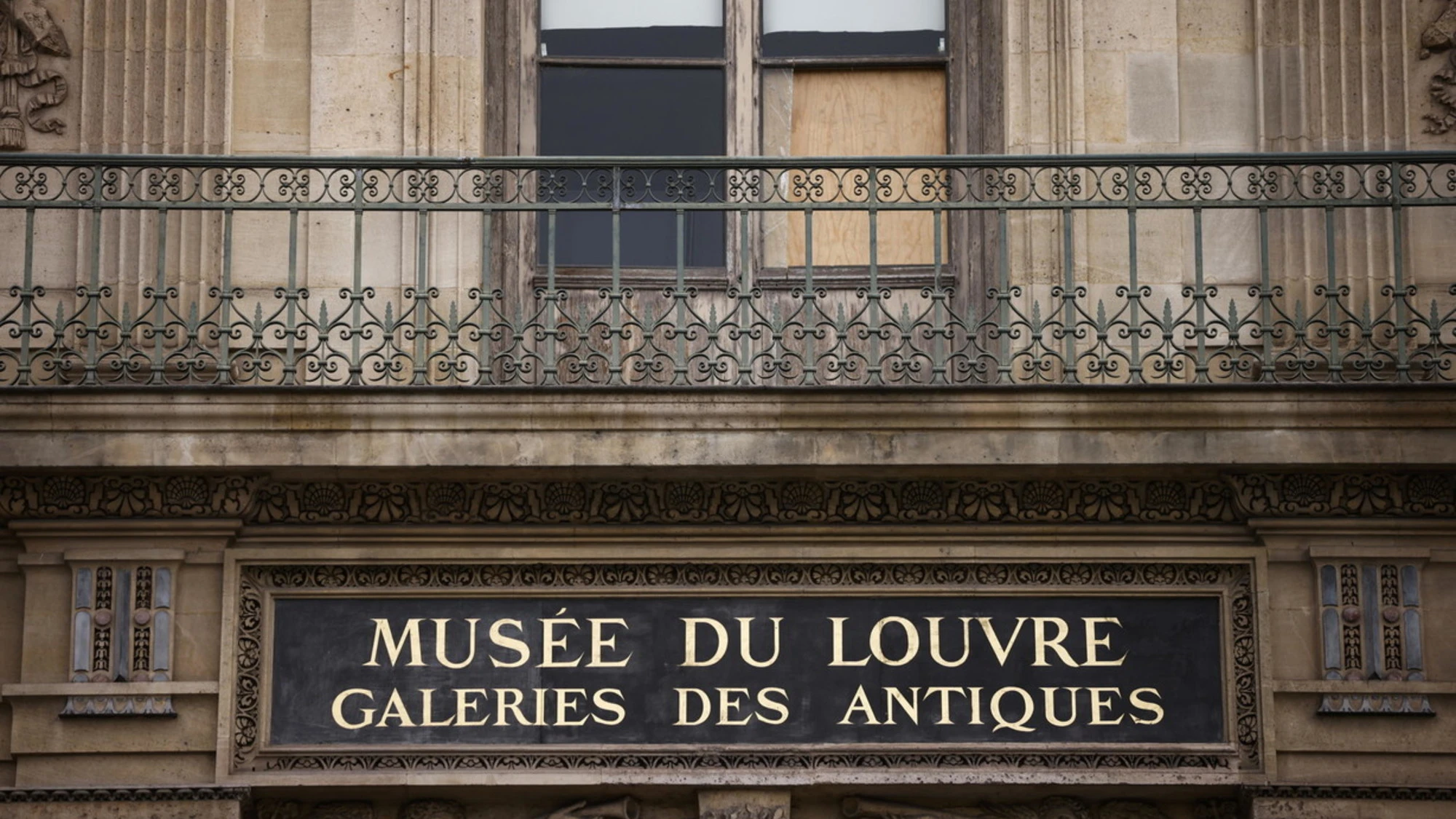 Louvre, il furto del secolo: secondo voi c'è stato un complice interno al museo?