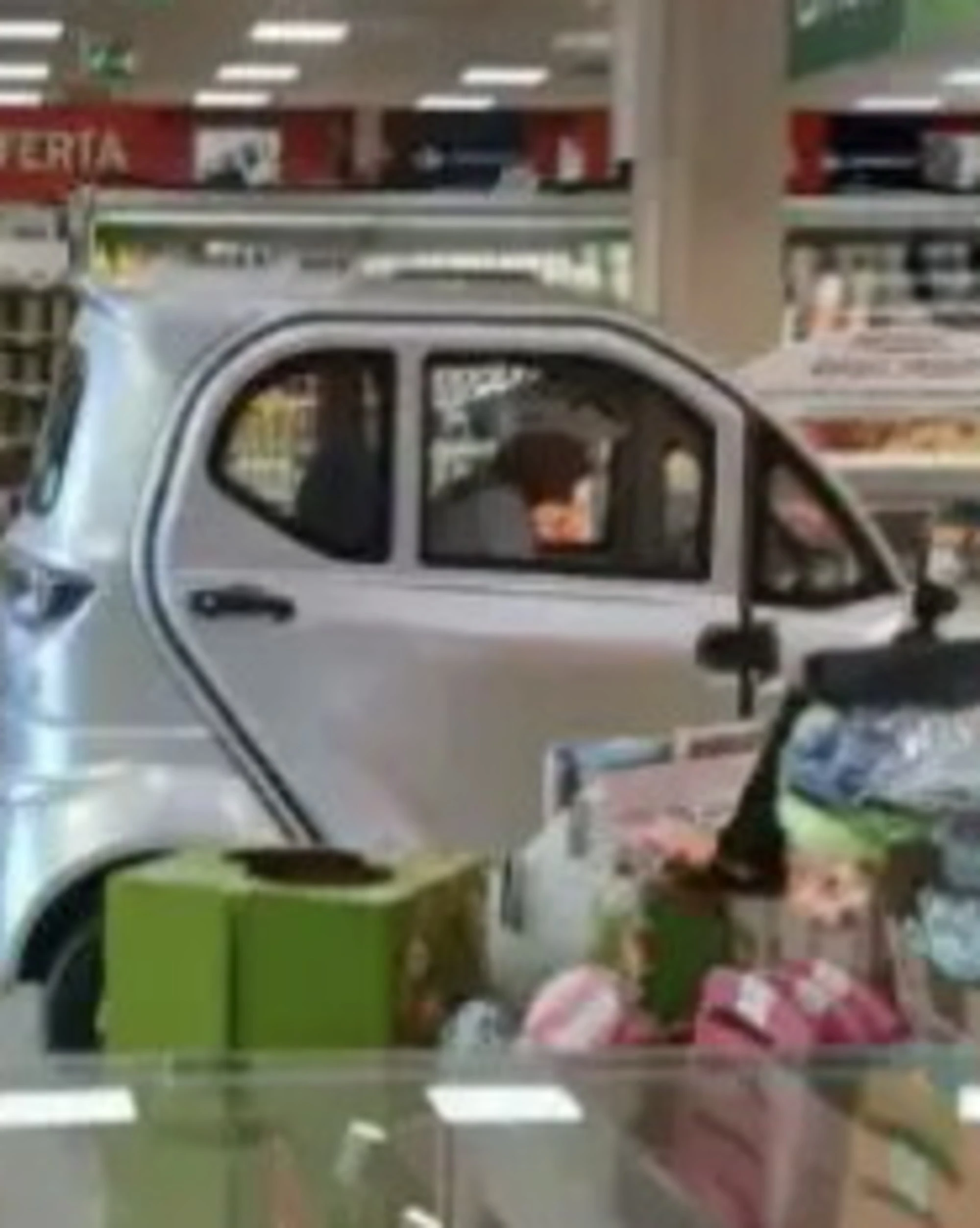 Grosseto, anziano entra al super con la minicar: "La birra pesa troppo"