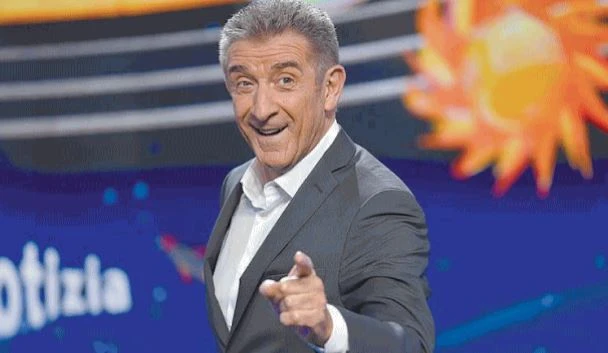 Striscia la notizia, Ezio Greggio a Libero: "Sto dalla parte di Feltri, com'è finita la nostra telefonata"