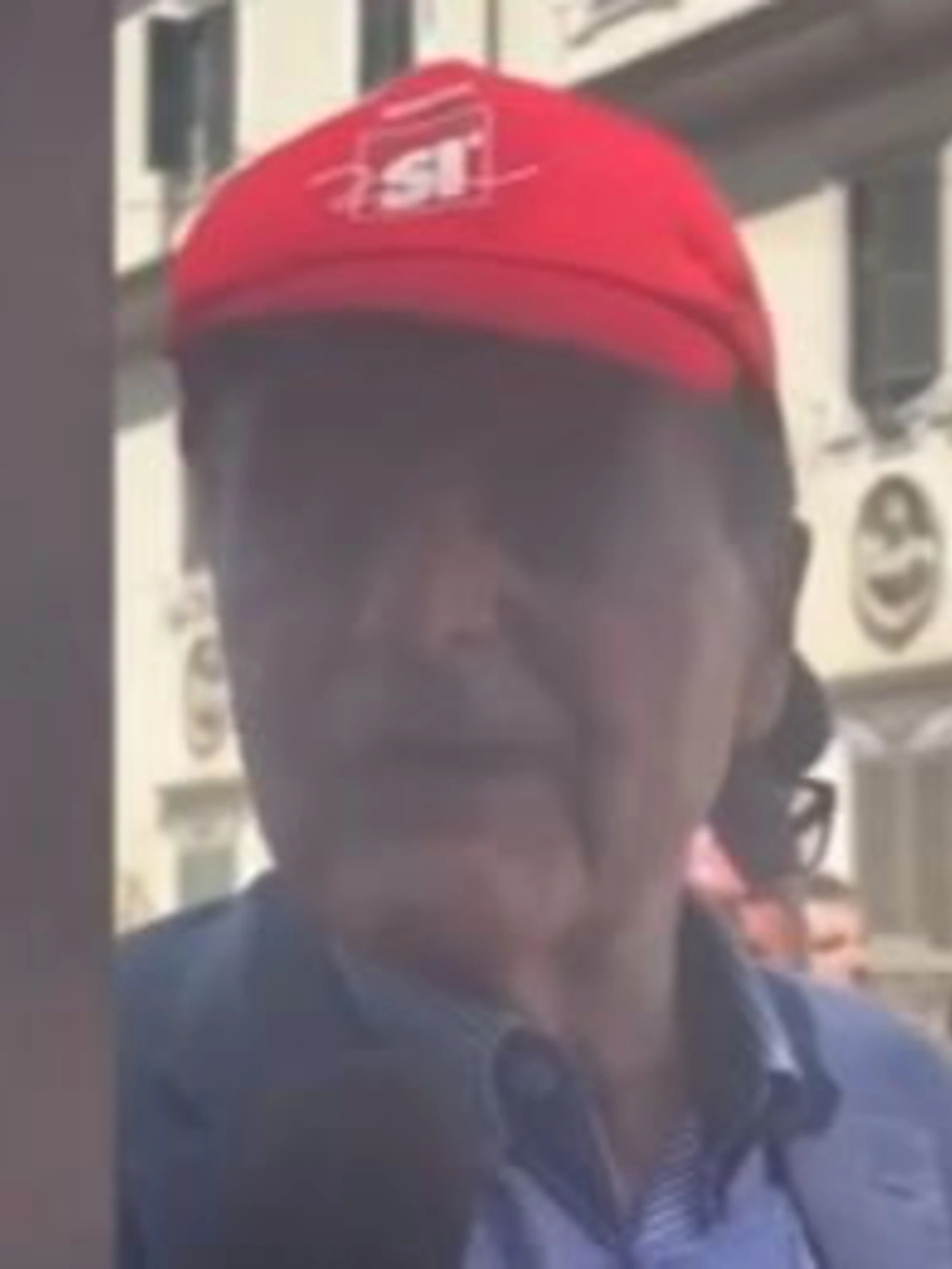 Pier Luigi Bersani e il cappellino per il "Sì": scoppia la polemica