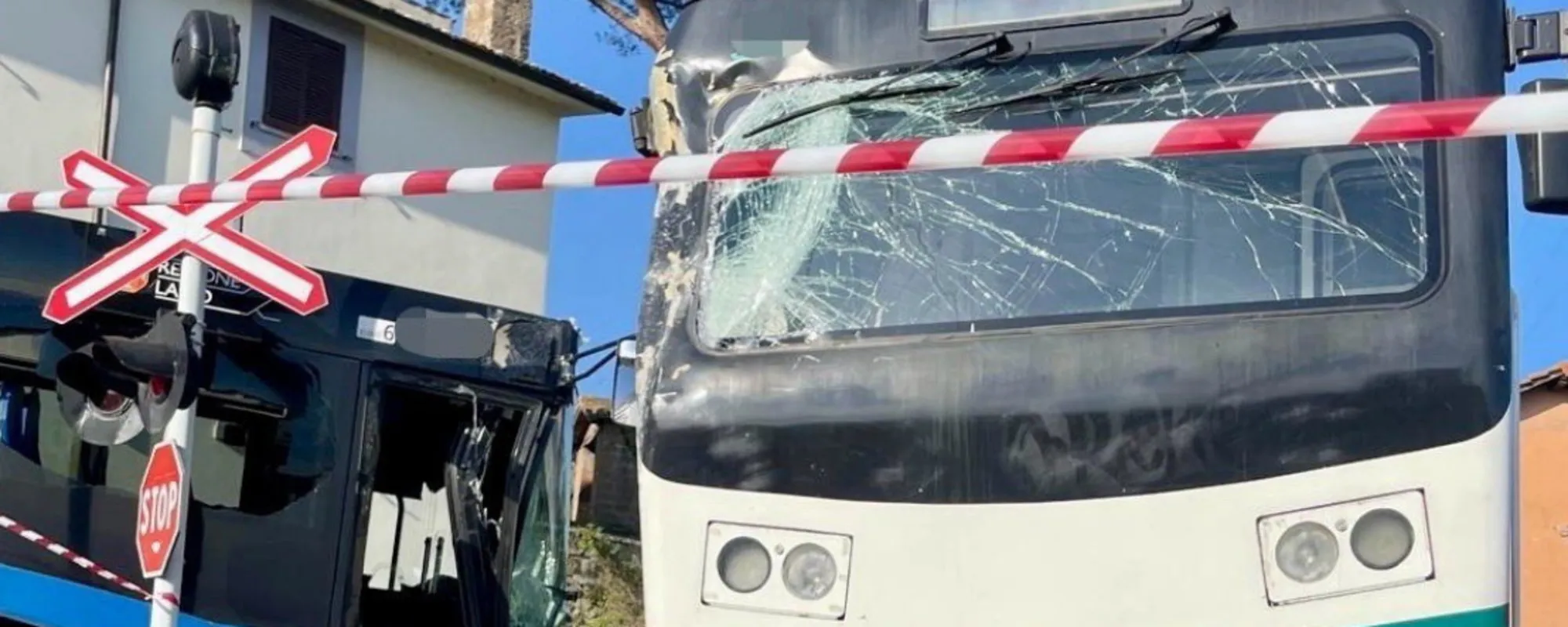 Pullman pieno di studenti contro un treno: Viterbo sotto choc