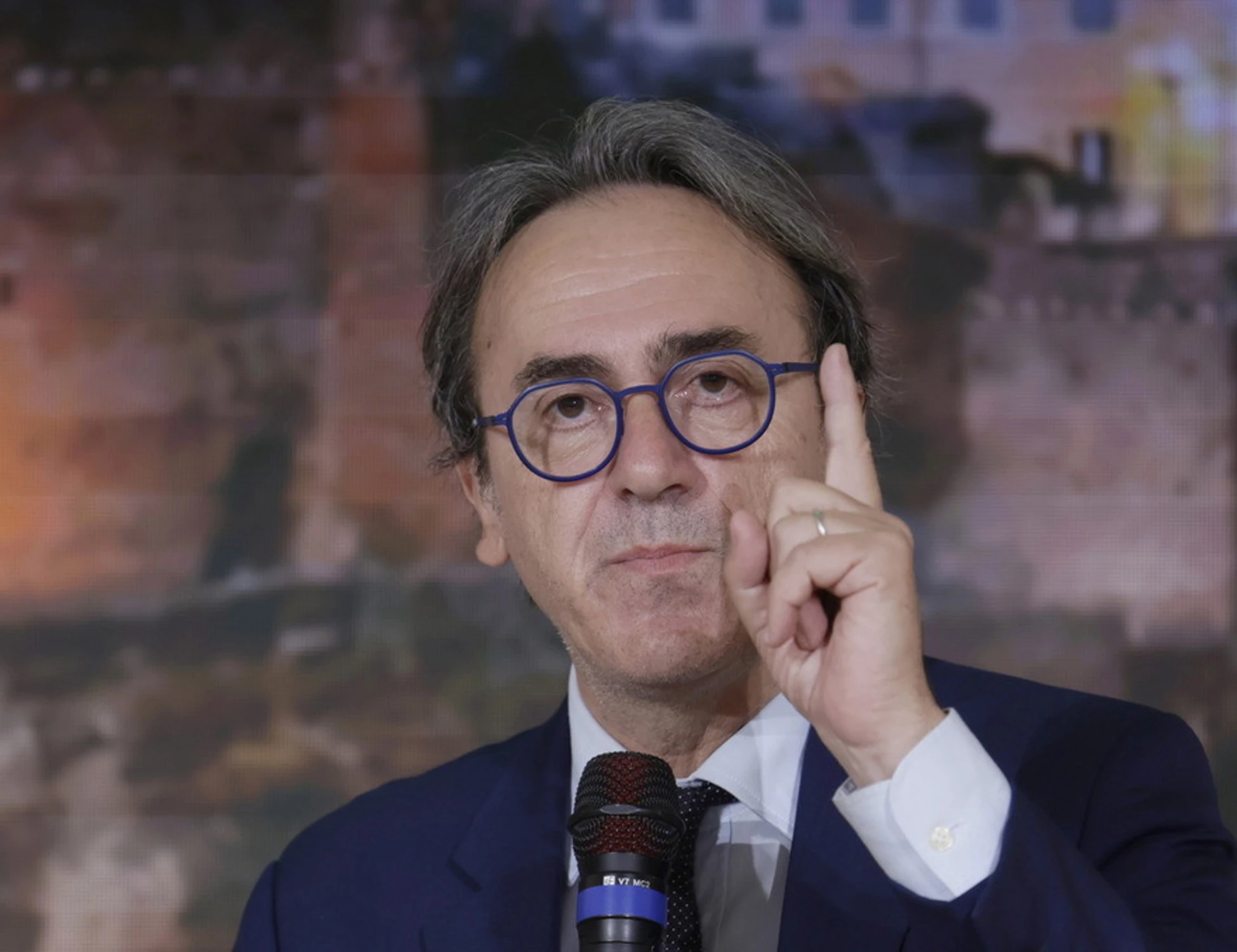 Angelo Bonelli farnetica contro Meloni: "Macelleria per Trump", "Democrazia calpestata"