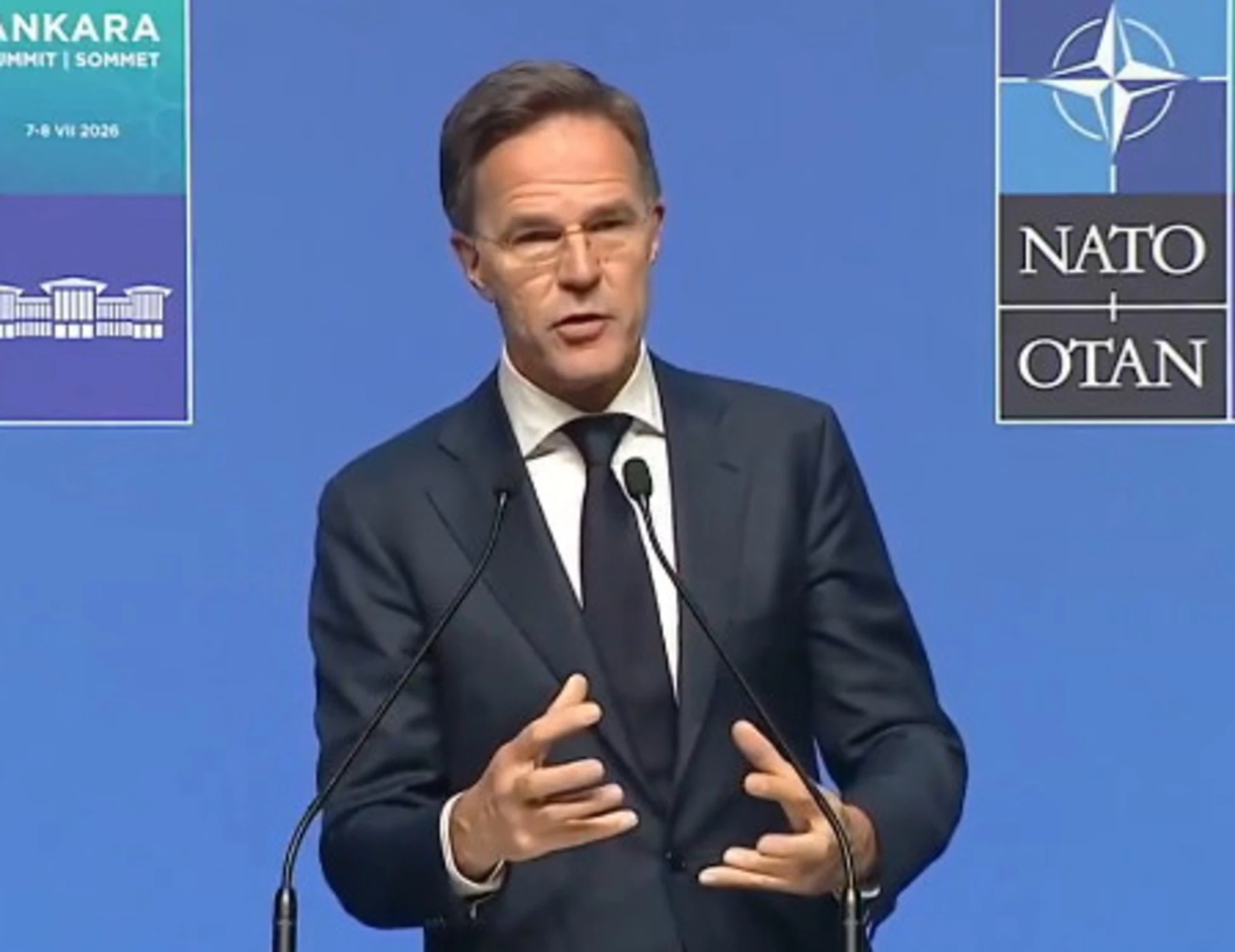 Mark Rutte umiliato dal giornalista: "Seduto e muto di fianco a Trump. E la tua autostima?"