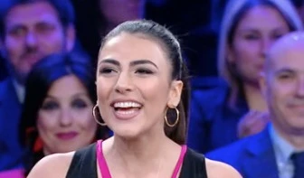 Non è l'Arena, il look spinto di Giulia Salemi: prova a coprirsi il seno così, missione fallita
