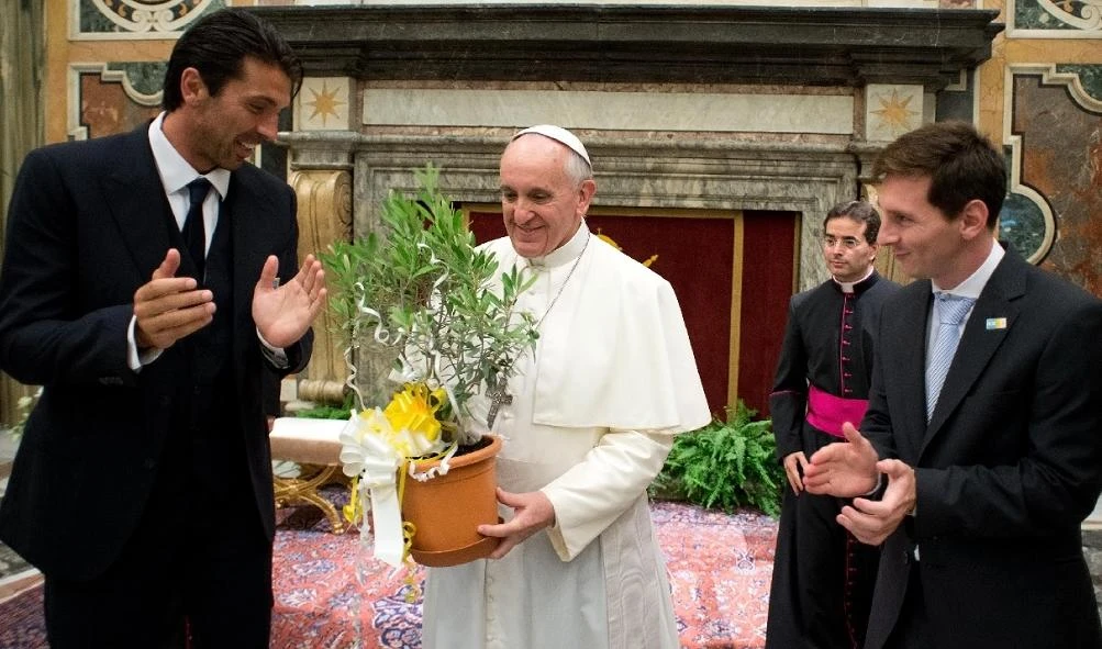 Papa Francesco con Gianluigi Buffon e Lionel Messi