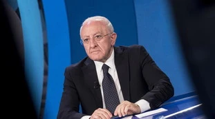 Vincenzo De Luca asfaltato da FdI: "La sua ignoranza non si ferma qui"
