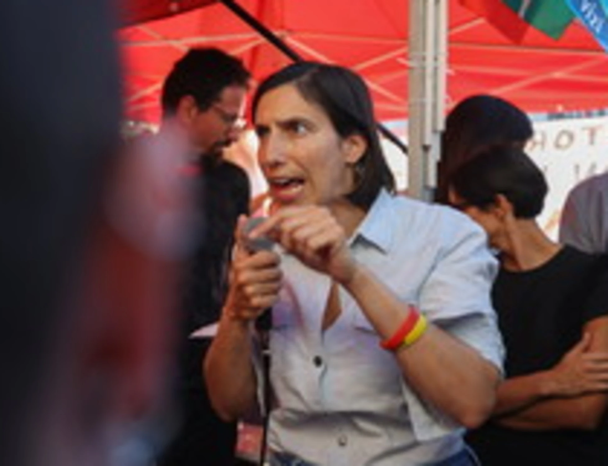 Schlein, Meloni vola a New York e lei sbotta: "Non è democrazia"