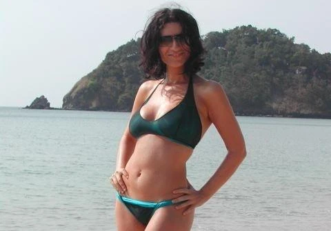 Laura Pausini, scontro in spiaggia. La vicina: "Cafona". E lei: "Patacca"