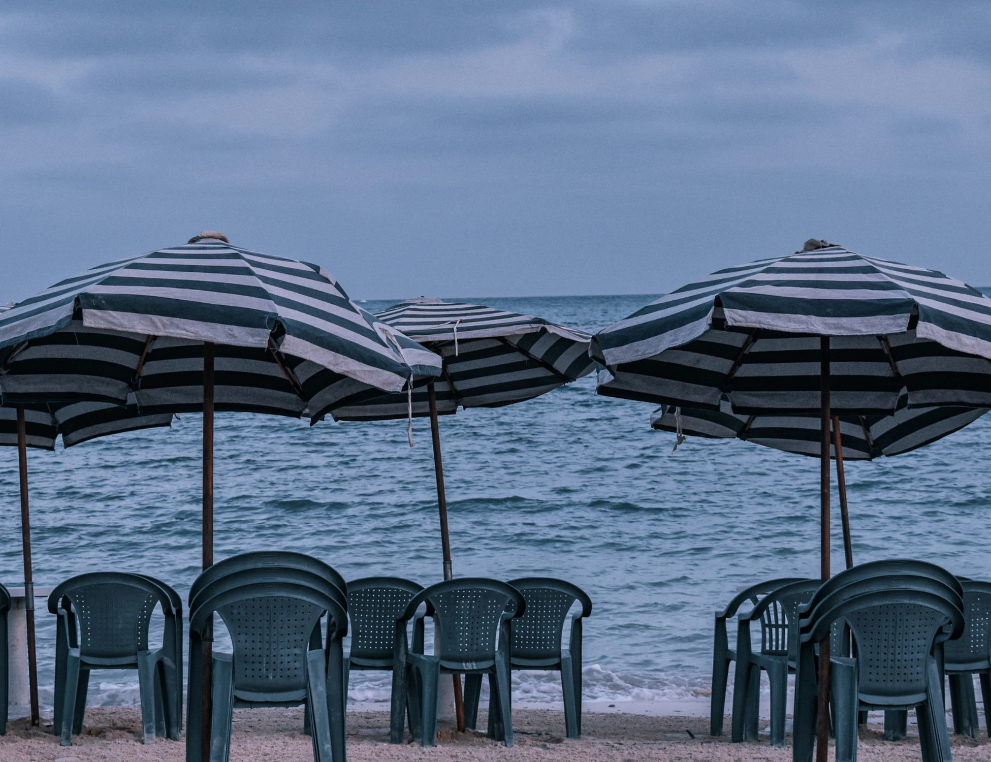 Ravenna, fissa una donna e si tocca le parti intime: choc in spiaggia, chi è stato denunciato