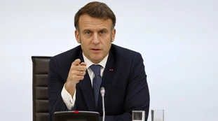 Macron esorta l&apos;Ue: &quot;Serve rafforzare la sicurezza collettiva&quot;