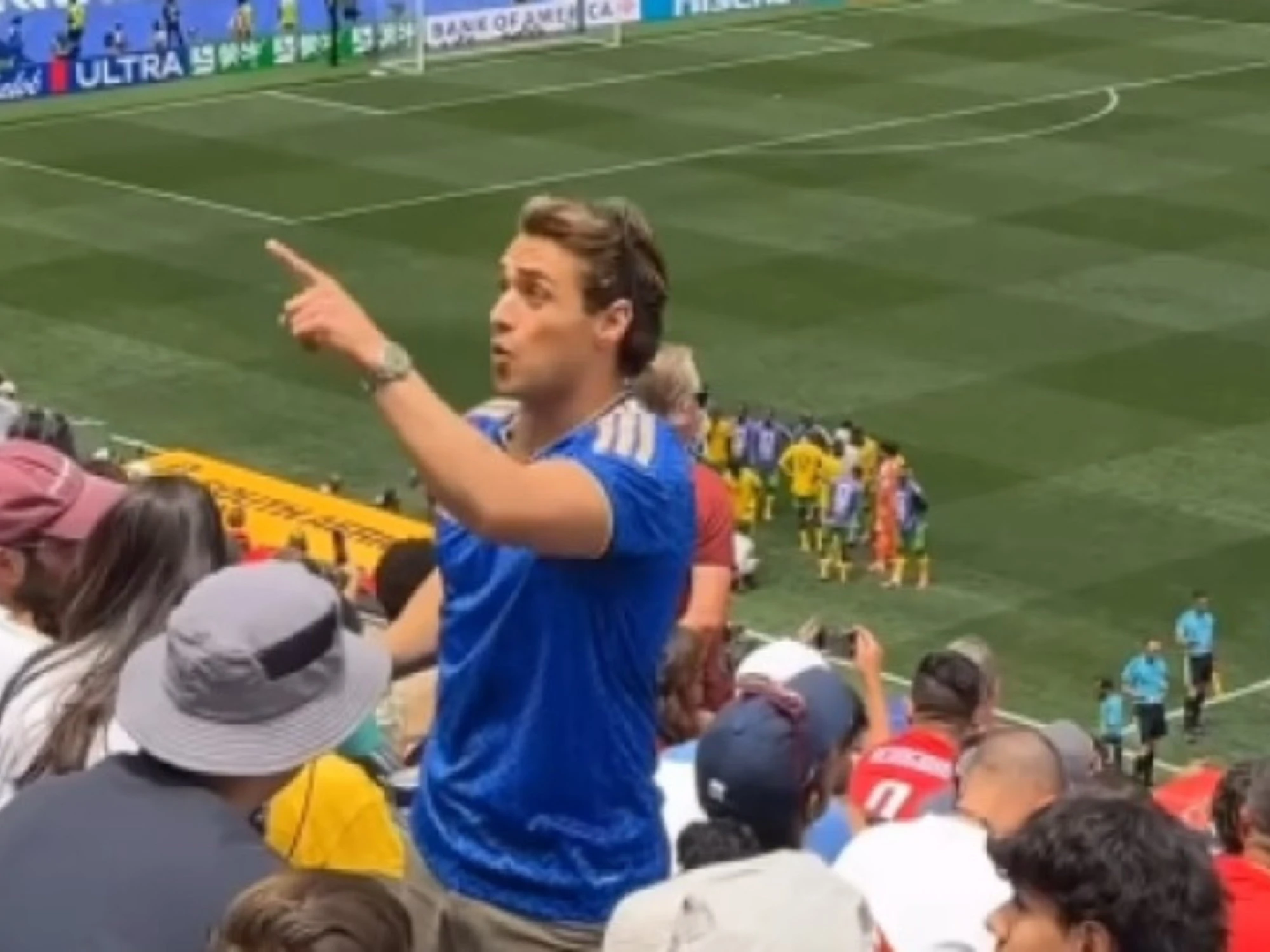 Si presenta ai Mondiali con la maglia dell'Italia: insultato. Risposta da applausi