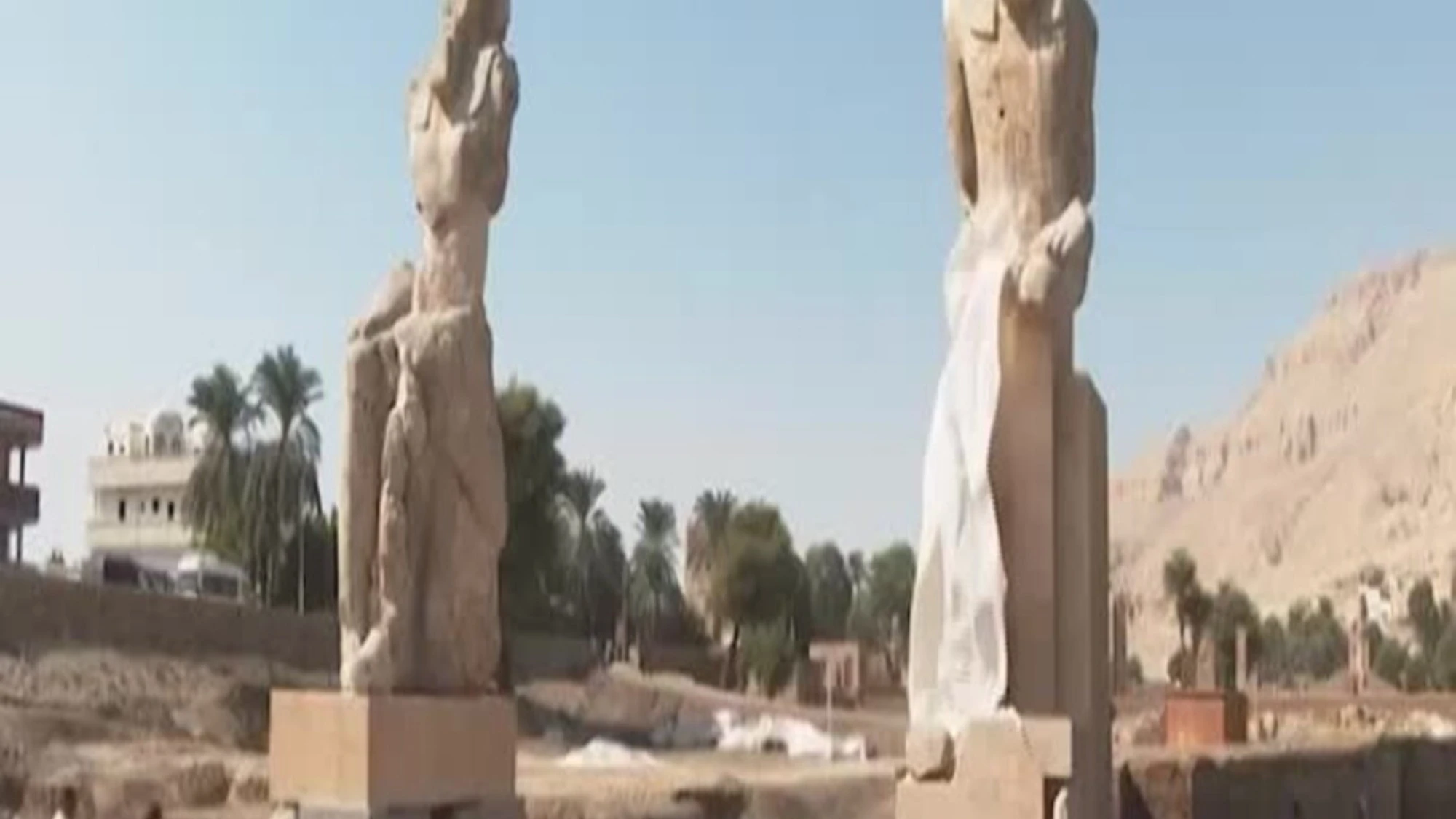 Egitto, svelate al pubblico due gigantesche statue di Amenhotep III a Luxor
