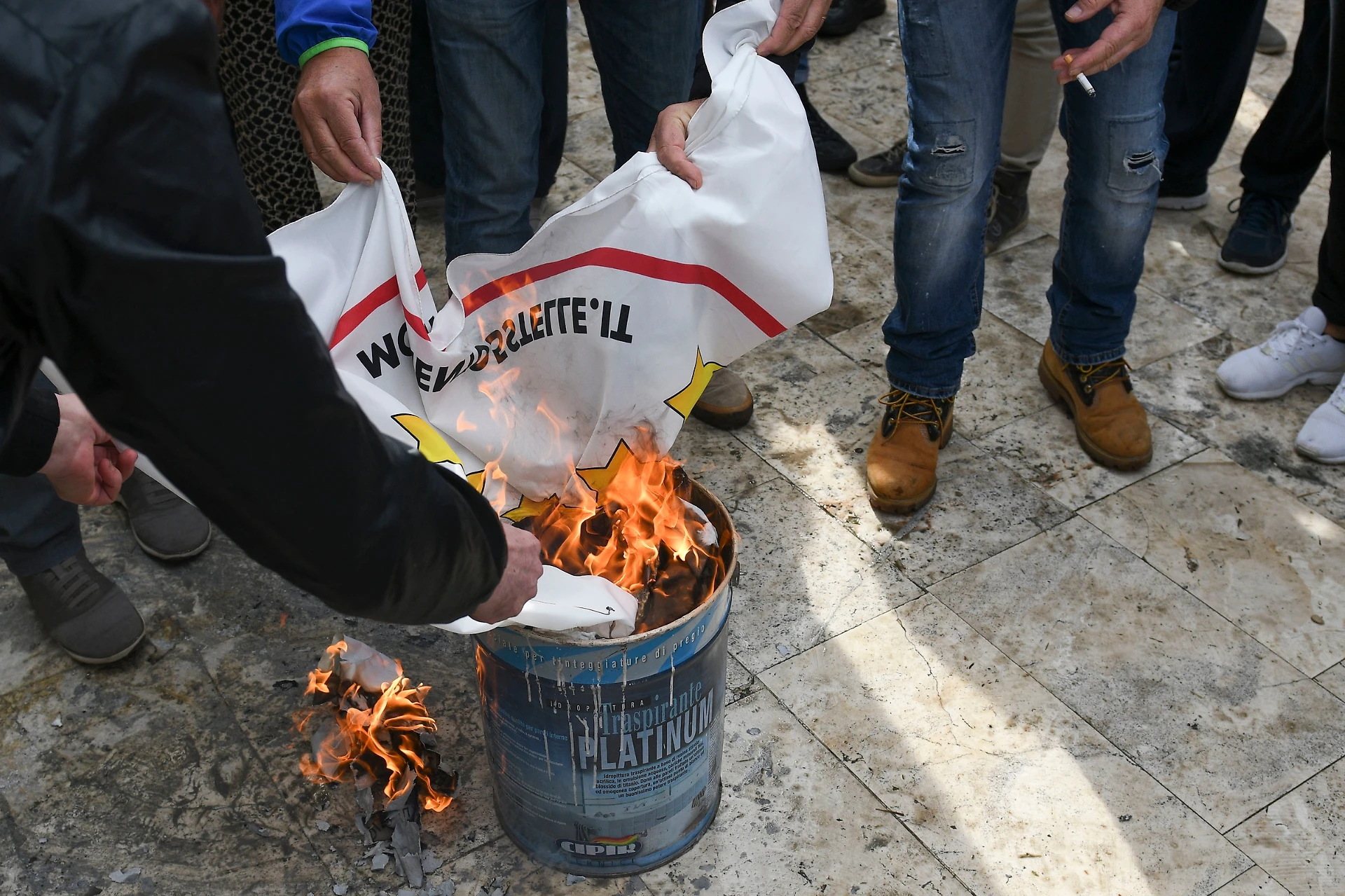 Tap, la reazione brutale dei grillini nel Salento: bruciano la bandiera dei Cinque stelle