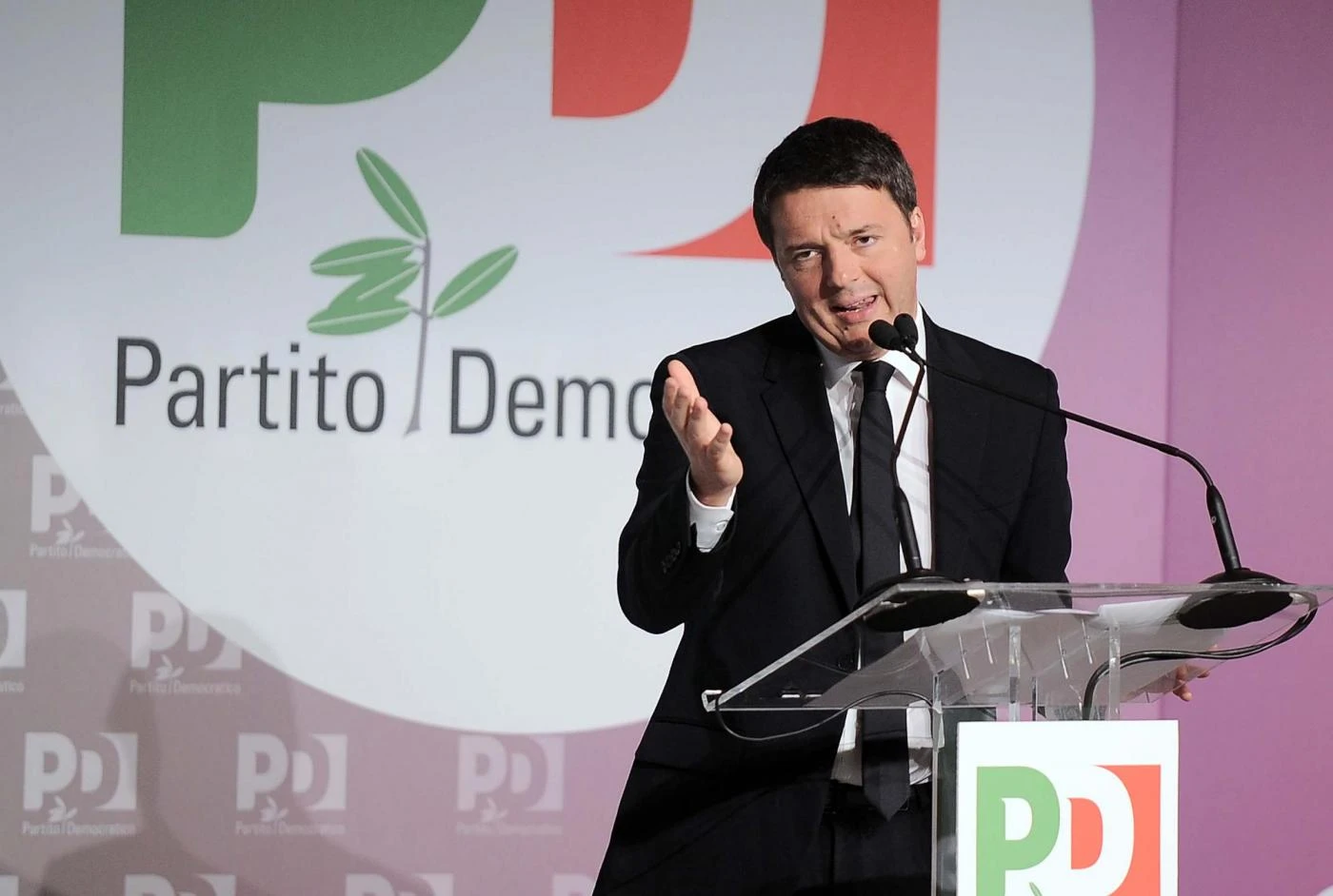 Renzi ha paura di cadere: la mossa estrema (e molla Grillo)