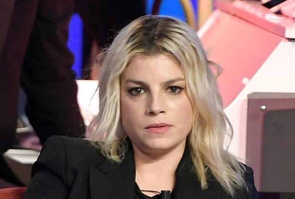Carola Rackete insultata: "Ti devono stuprare". Emma Marrone la difende e finisce in disgrazia: nuovo orrore