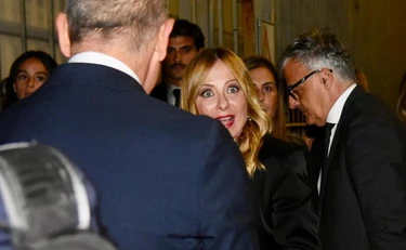 Giorgia Meloni alla Milano Fashion Week: con chi è seduta al tavolo, un trionfo mondano
