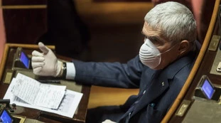Pier Ferdinando Casini spinge per Mario Draghi: "Persona credibile". E attacca Conte: "Insana idea fare tutto da solo"