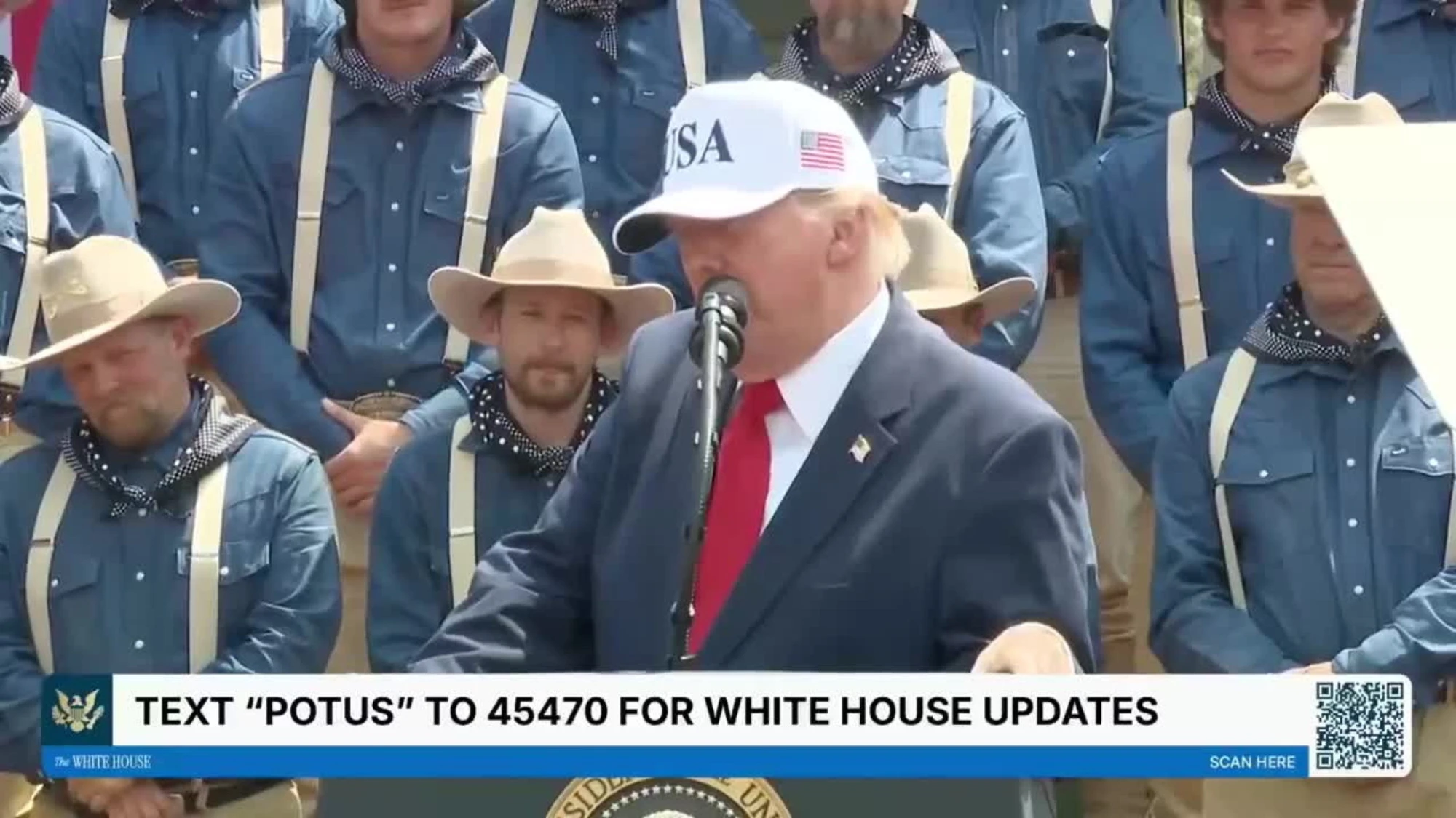 Donald Trump, sconcertante battuta sessuale sui suoi figli: "Facciamo una cosa a tre"