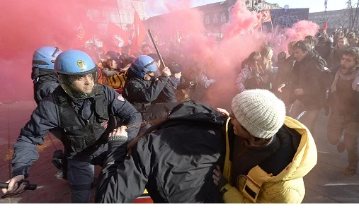Torino, corteo degli studentisconti con la polizia: fermati 4 studenti