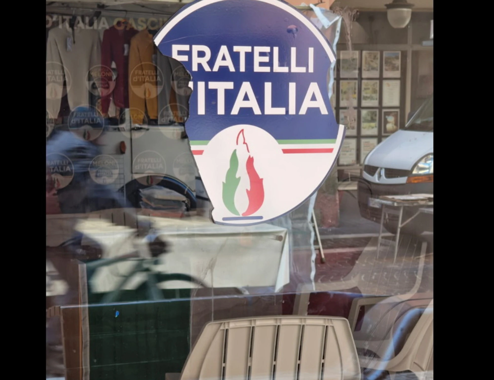 Fratelli d'Italia, vandalizzata la sede di Cascina: "Ennesimo atto di violenza politica"