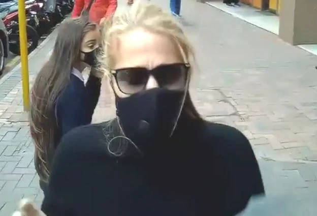 Coronavirus, Heather Parisi da Hong Kong: "Né baci né abbracci. E al gabinetto...". La norma anti-contagio