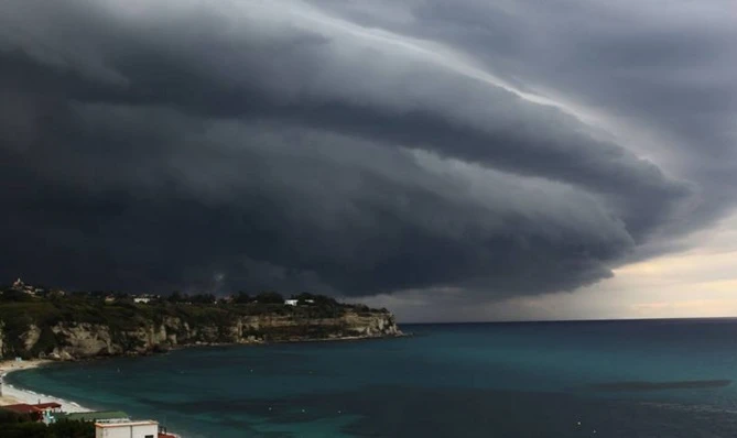 Occhio, tra poche ore la furia del ciclone. Meteo di Pasquetta, le notizie "horror"