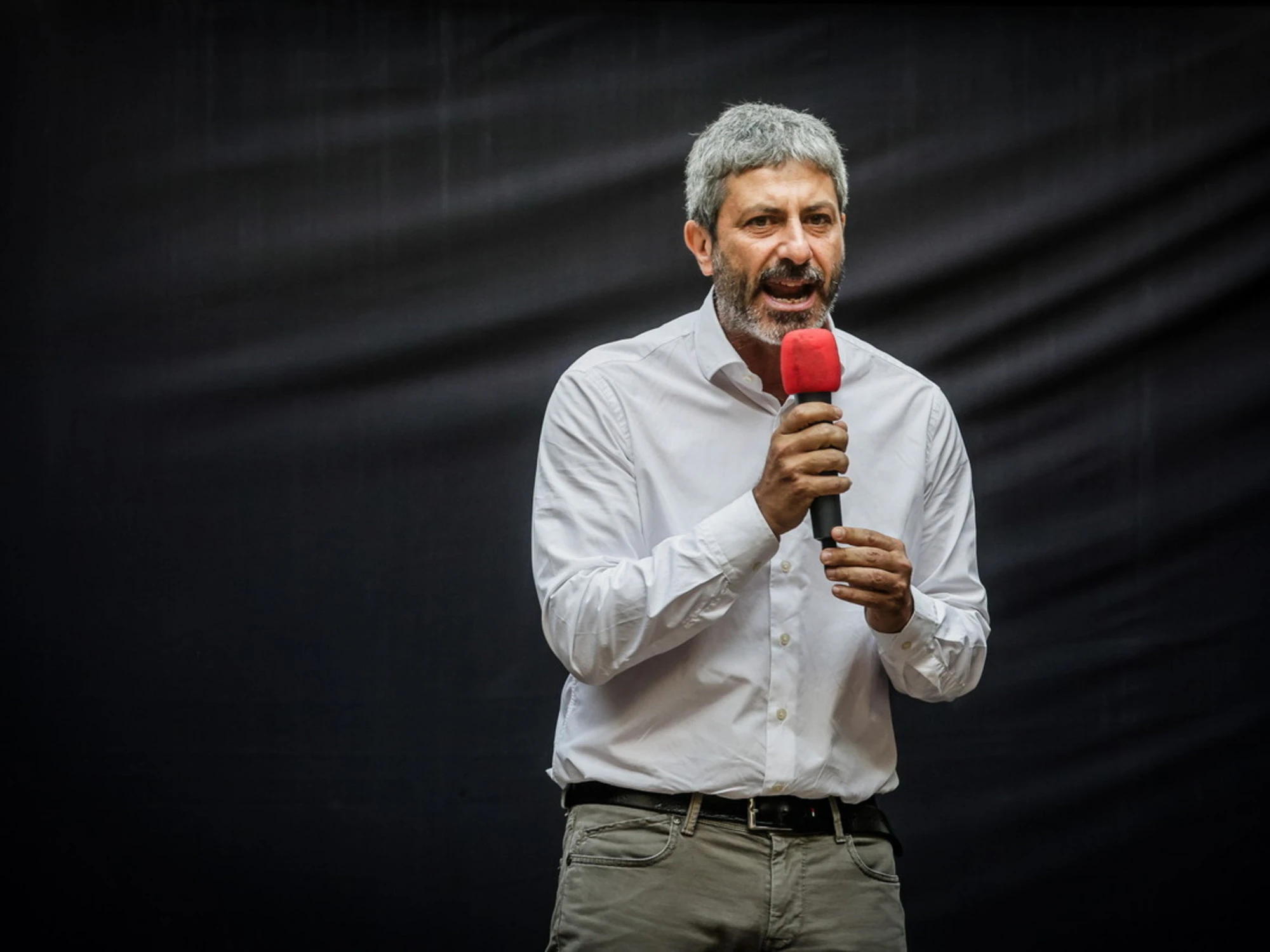 "Fico candidato". Schlein, che disastro: 5s infuriati