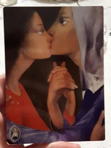 Il santino "lesbo" col bacio tra due donne: Forza Nuova contro il parroco