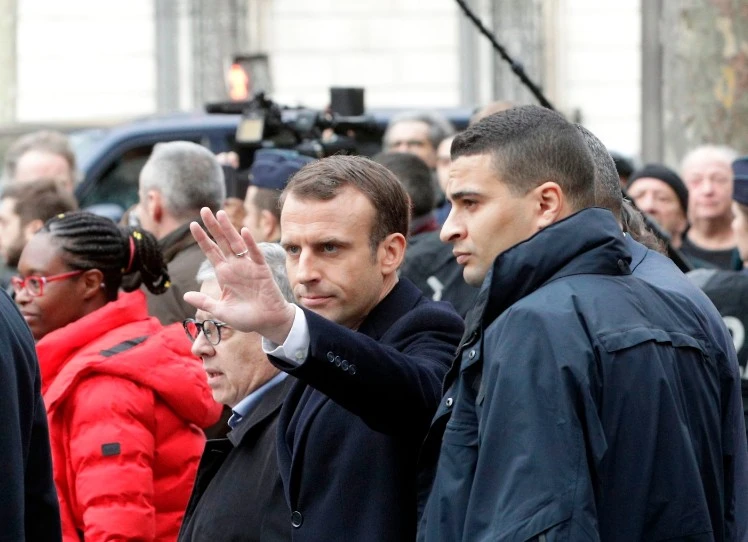 Francia, Emmanuel Macron cede ai gilet gialli: sospeso l'aumento delle tasse sui carburanti