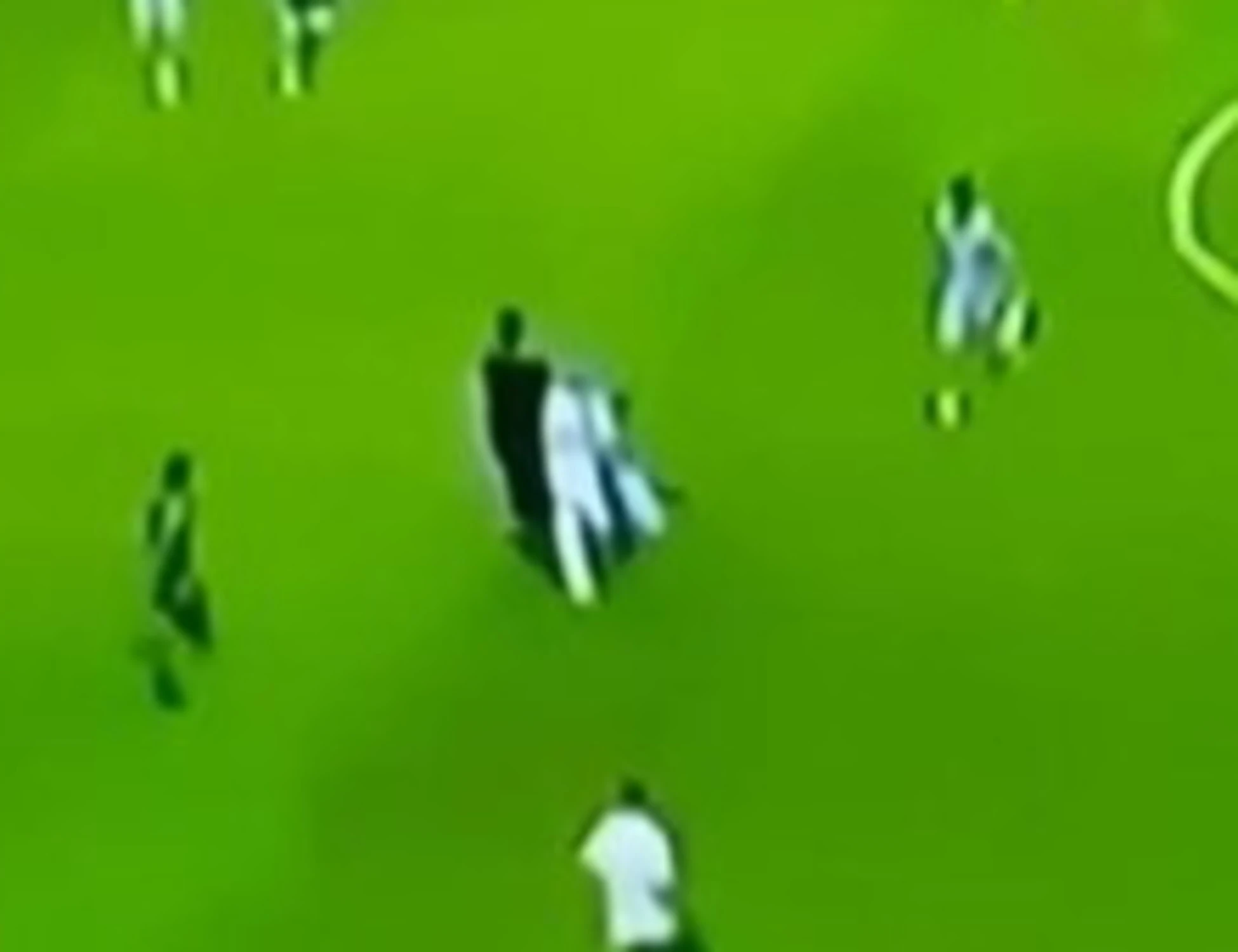 Juventus, il tifoso invade il campo: entrata killer su Gatti