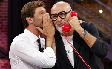 Affari Tuoi, "cosa sa sui pacchi": soldi, la soffiata su De Martino