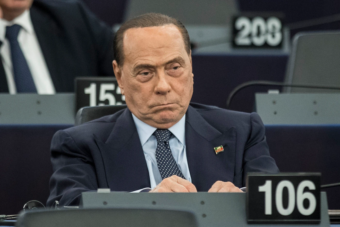 Silvio Berlusconi, il veto del Movimento 5 Stelle: così lo vogliono far fuori dal governo istituzionale