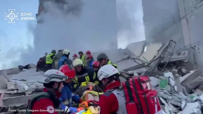 Nella notte massiccio attacco russo su Kiev, le immagini dei soccorsi
