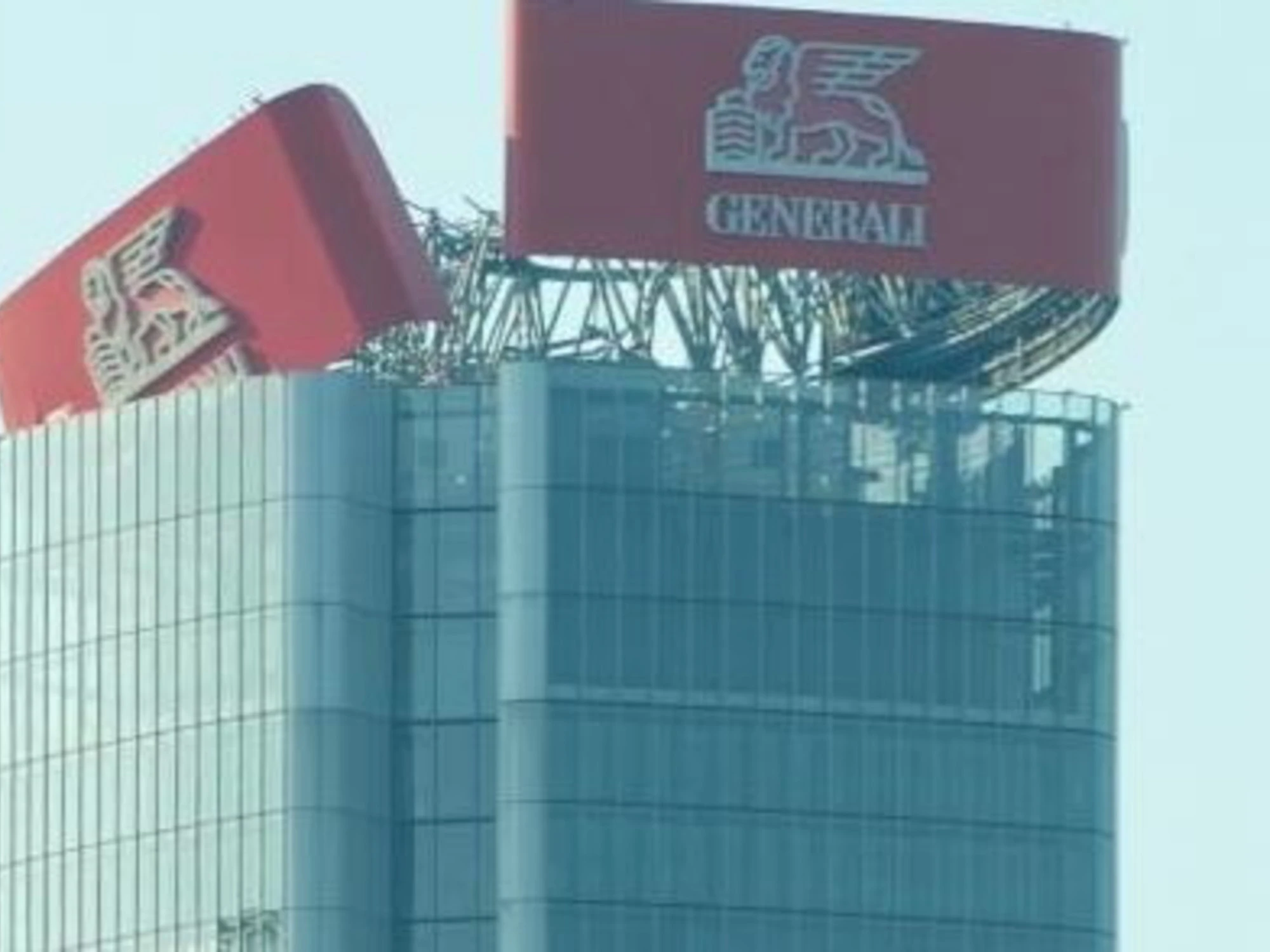 Milano, collassa l'insegna di Generali sulla Torre Hadid