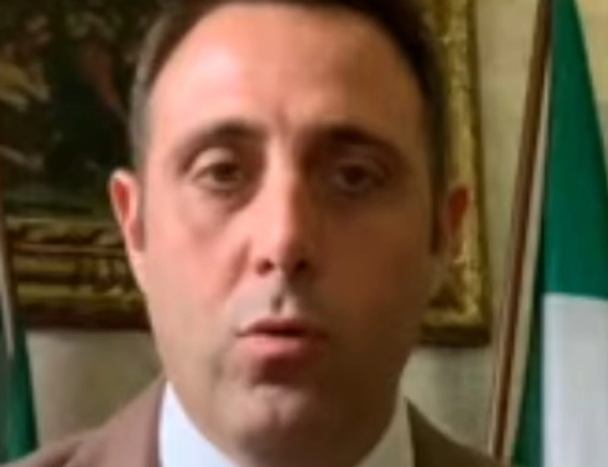 Castano Primo, ex sindaco del Pd non si alza durante l'inno: è polemica