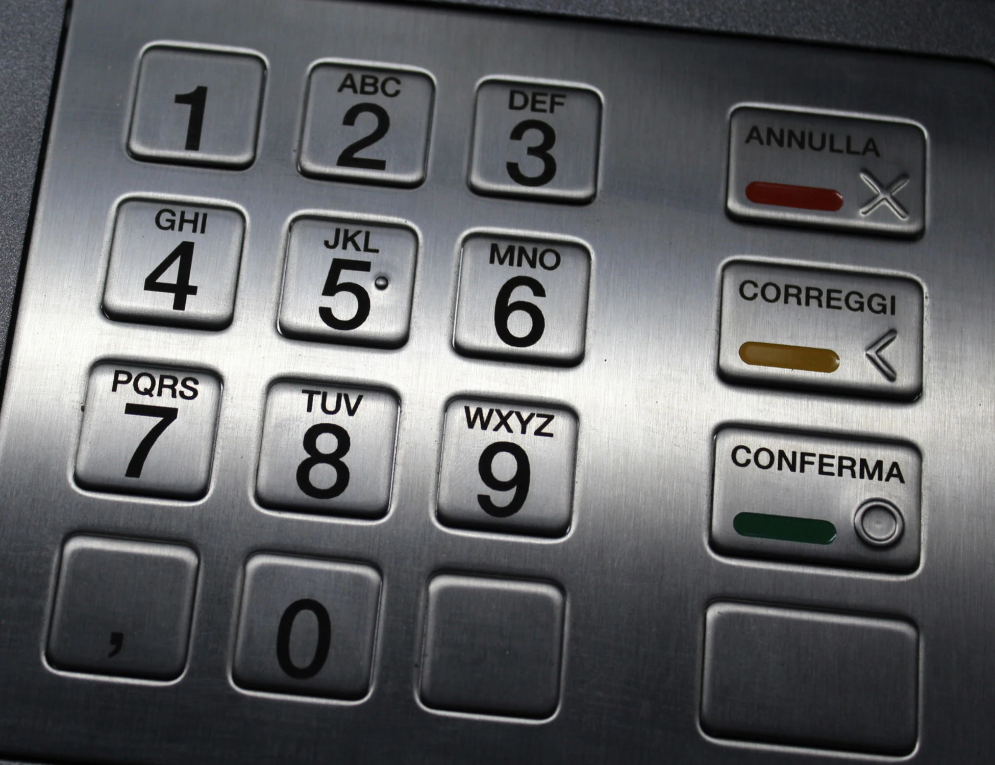 Bancomat, la truffa della ricevuta stampata: come ti fregano tutto allo sportello