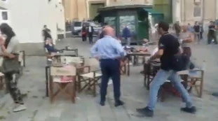 Genova, Giovanni Toti e Matteo Salvini insultati in piazza: "Fate schifo, morite". Ecco il video