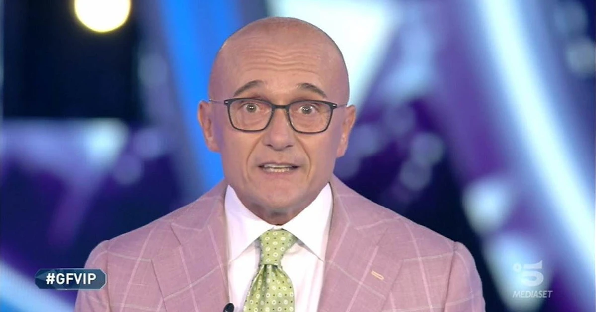 Grande Fratello Vip, fuori il nome: "Ecco chi è il positivo al coronavirus", grossi guai per Signorini e Mediaset