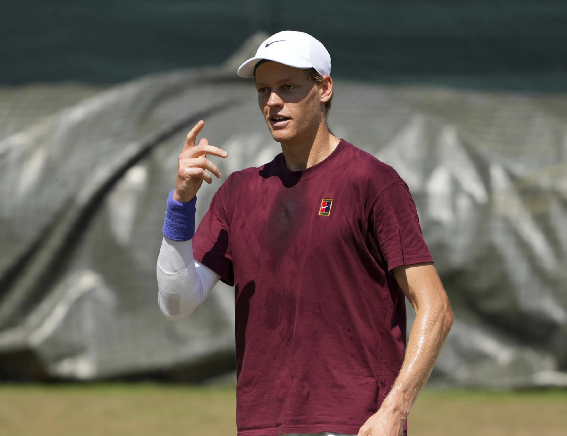 Jannik Sinner, corsa a piedi nudi: come lo beccano a Wimbledon