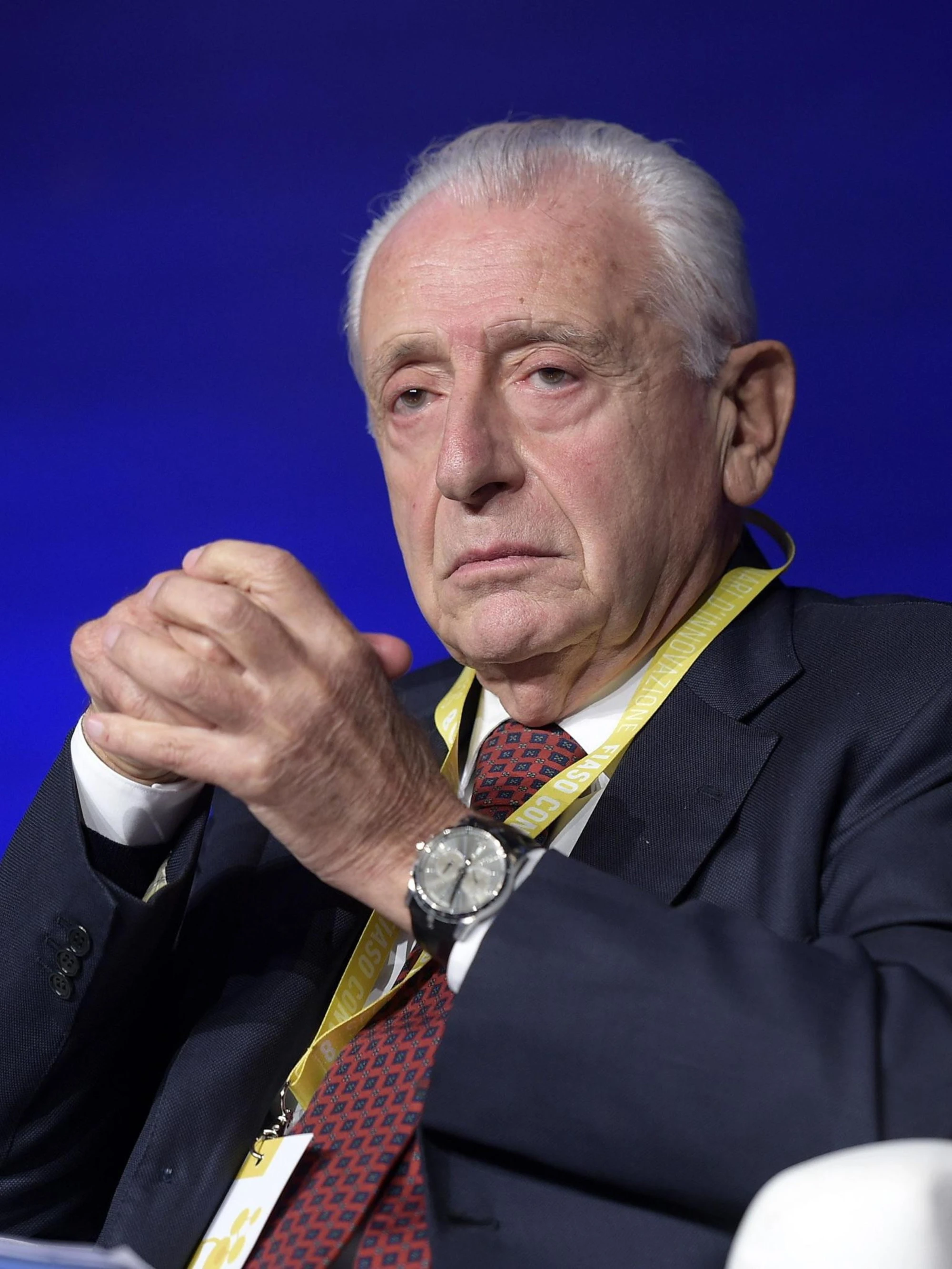 Coi voti dei 5s ripristinato il vitalizio a De Lorenzo