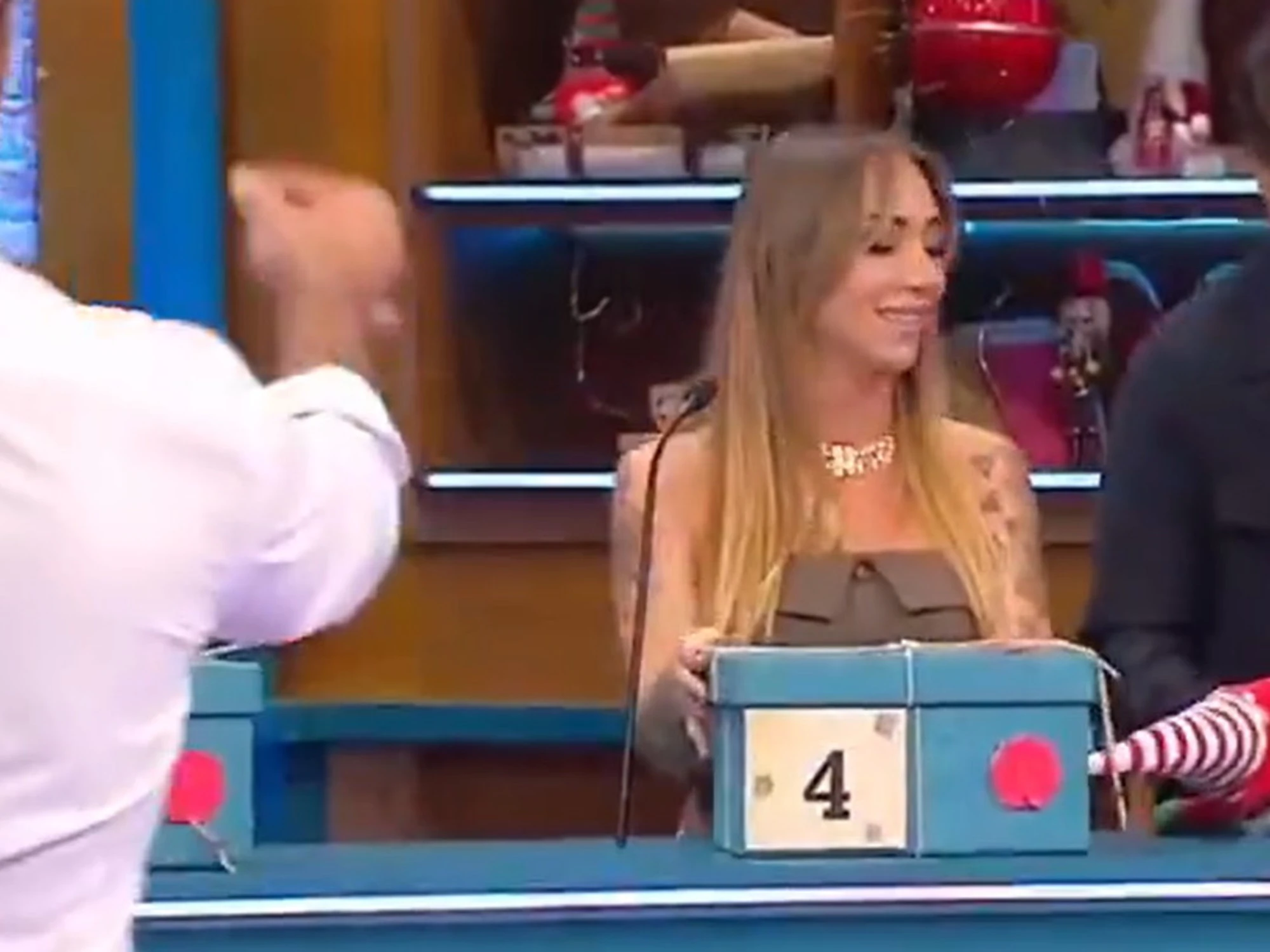 Affari Tuoi, De Martino: "Sto pacco te lo faccio....". Delirio per la gaffe a luci rosse