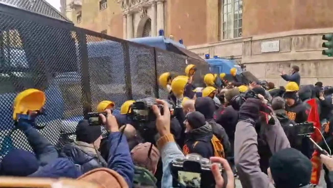 Ex Ilva, scontri a Genova tra manifestanti e forze dell'ordine