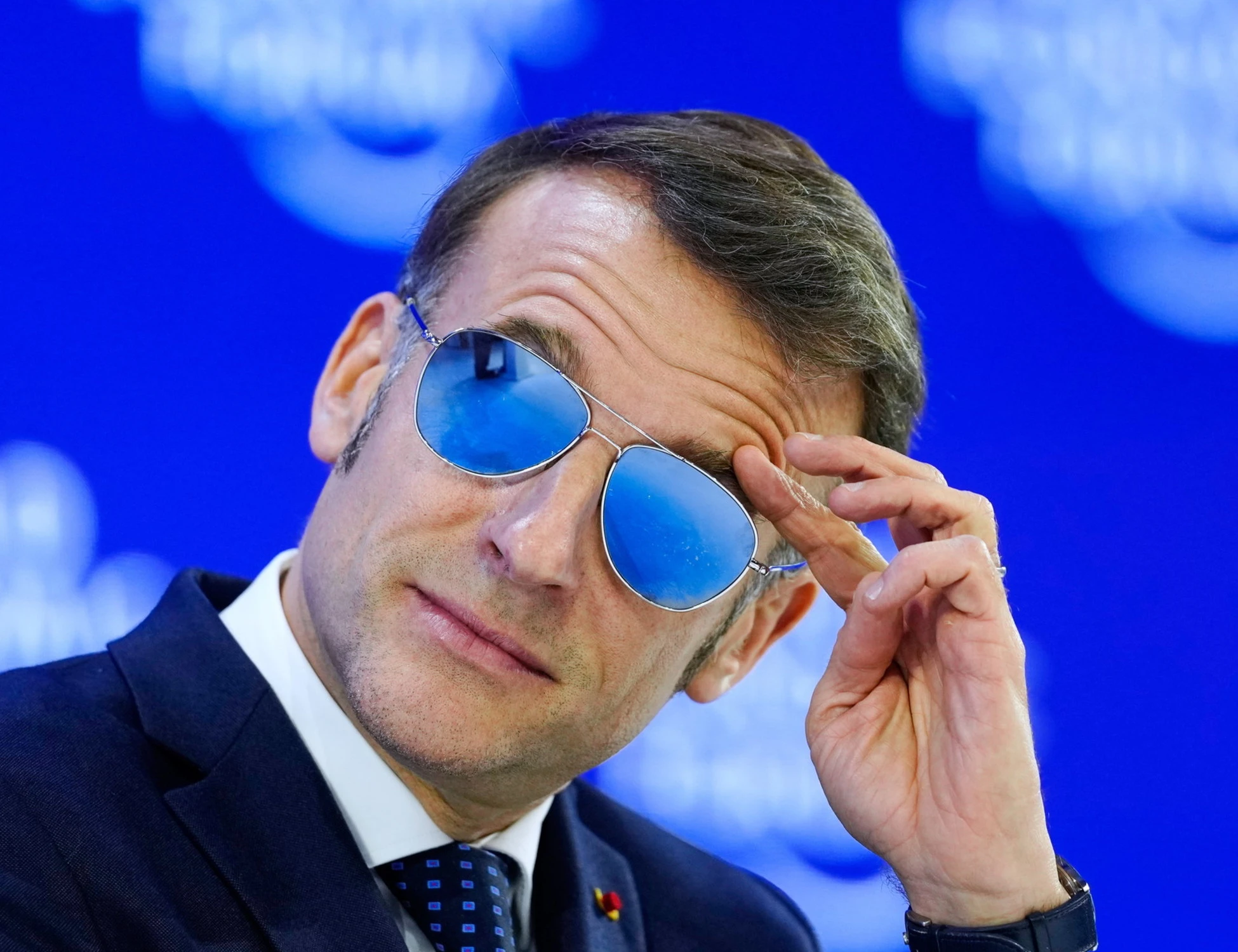 Emmanuel Macron, sfottò di Keir Starmer: come si presenta sul palco